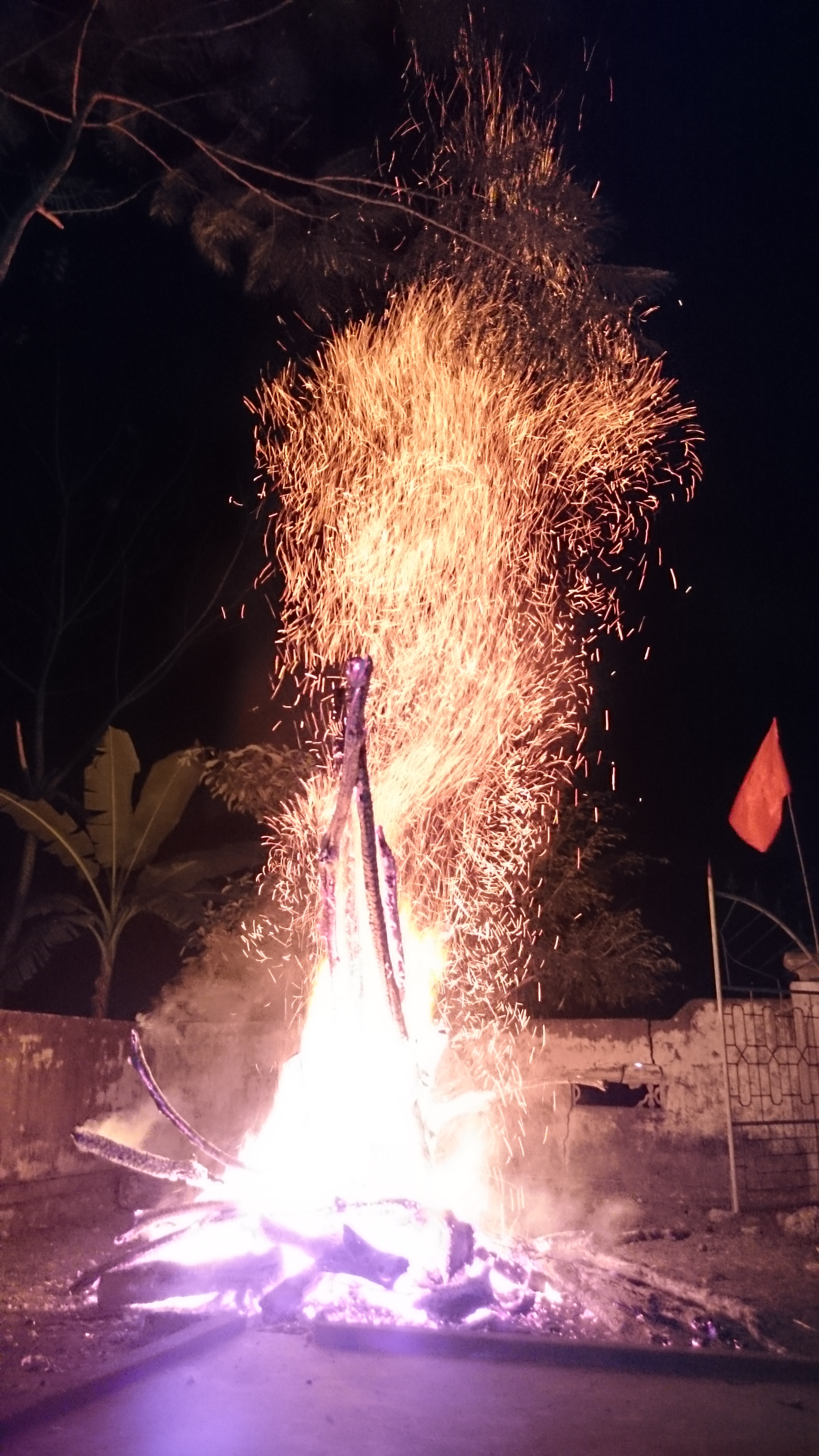 Ngọn lửa bốc cao như thổi bùng lên một khát khao về năm mới may mắn