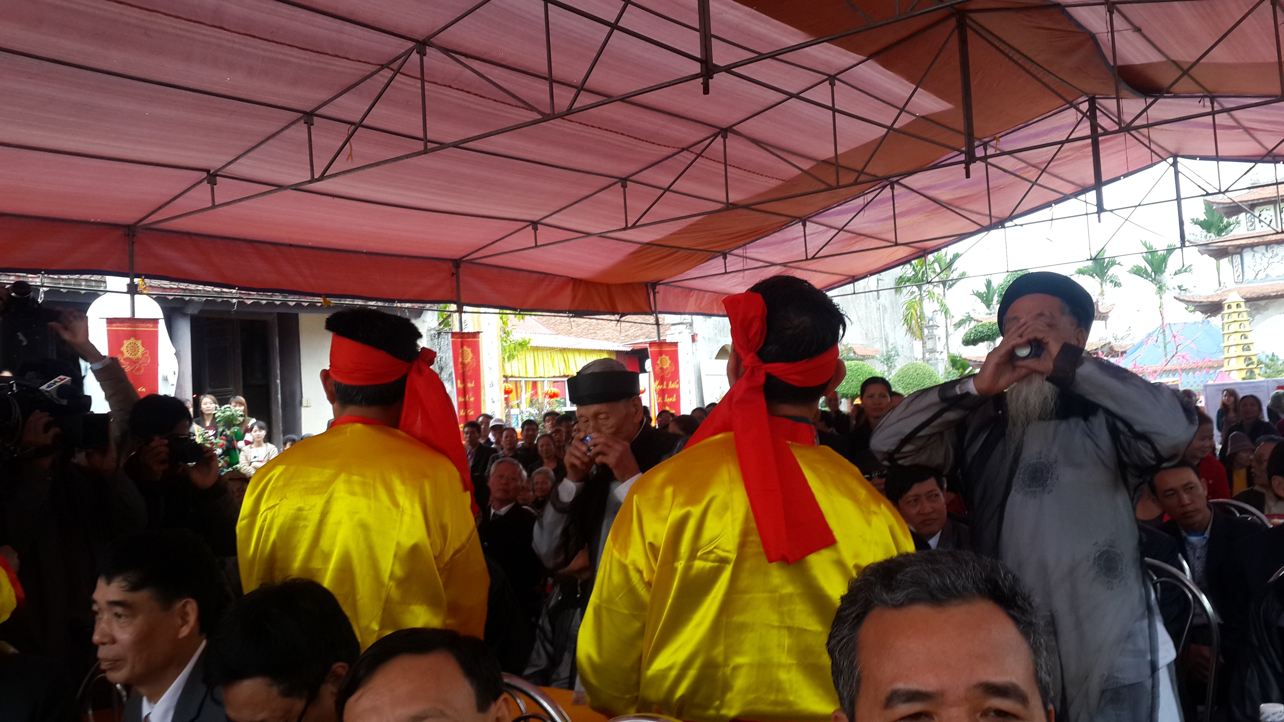 Lễ hội thề không tham nhũng: Chỉ có dân thề! - 10 Người dân dự hội cùng uống rượu thề