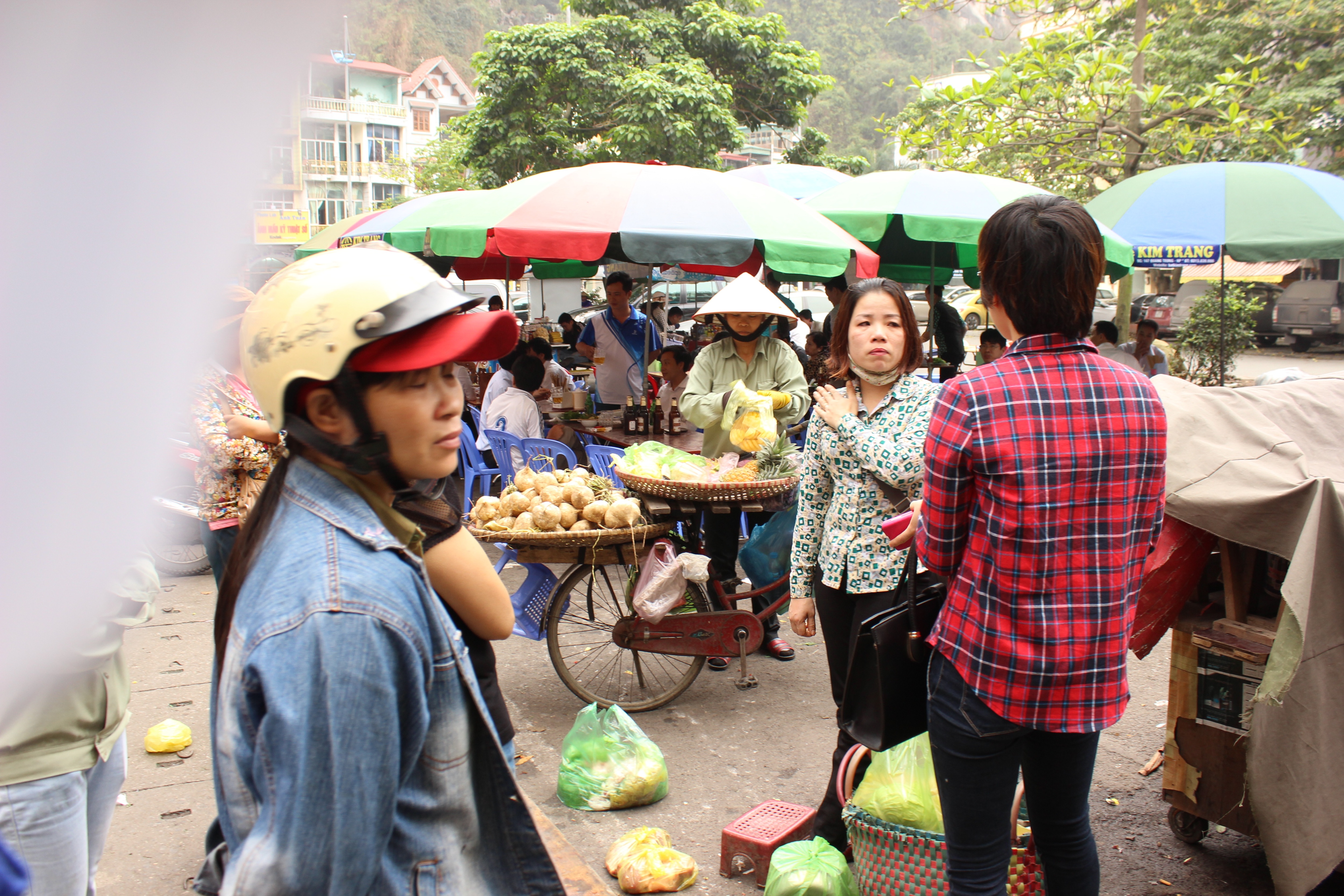 Chị Nhẫn ( áo hoa đứng giữa) kể lại vụ việc với PV