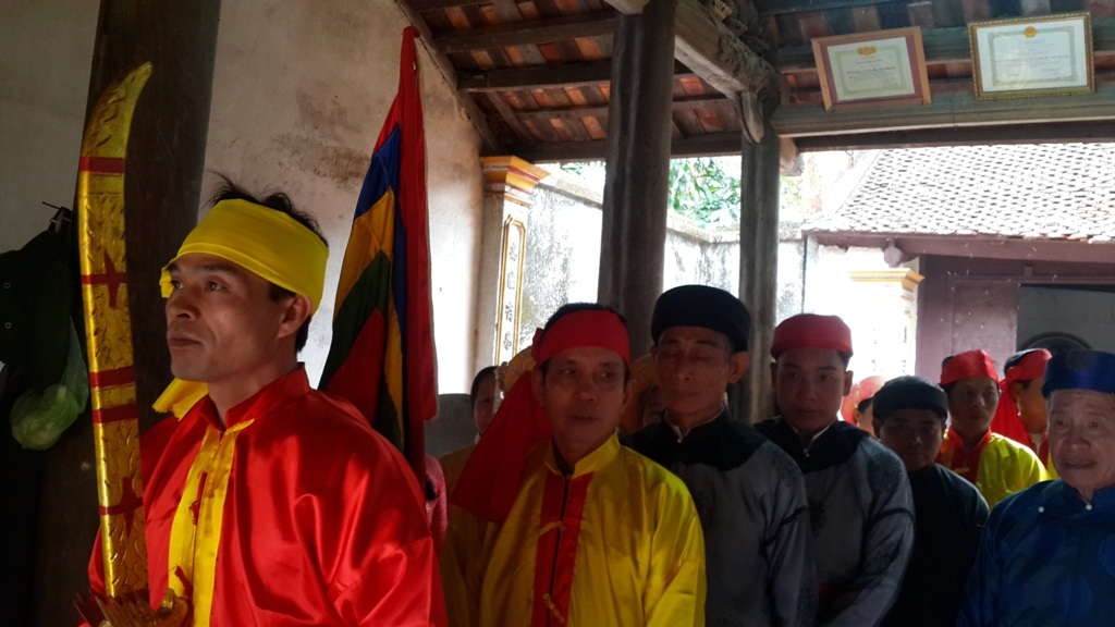 Lễ hội thề không tham nhũng: Chỉ có dân thề! - 1 Chiếc mũ quan được đặt ở vị trí cao nhất ban thờ