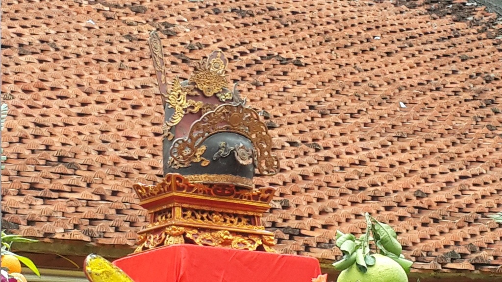 Lễ hội thề không tham nhũng: Chỉ có dân thề! - 2 Chiếc mũ quan được đặt ở vị trí cao nhất ban thờ