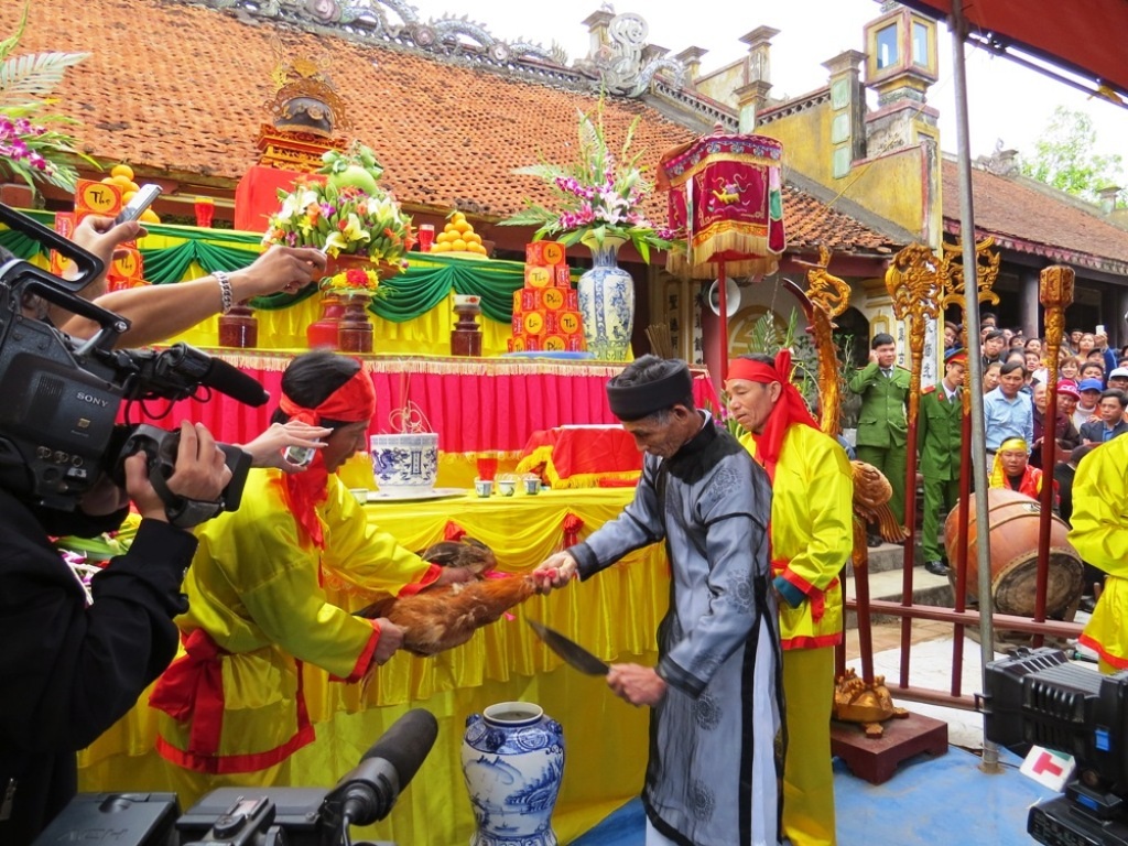 Lễ hội thề không tham nhũng: Chỉ có dân thề! - 7 Kim Kê ( gà trống vàng) sau khi làm lễ được cắt tiết hòa rượu thề