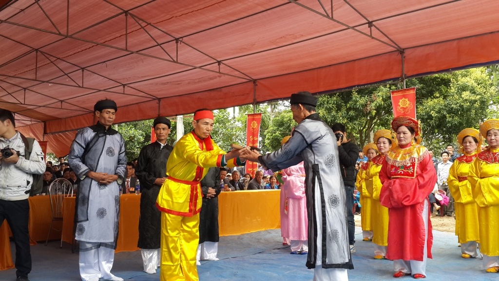 Lễ hội thề không tham nhũng: Chỉ có dân thề! - 3 Chiếc mũ quan được đặt ở vị trí cao nhất ban thờ