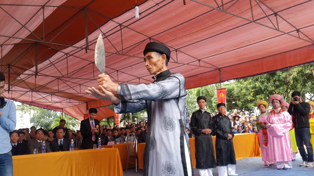 Lễ hội thề không tham nhũng: Chỉ có dân thề! - 4 Chiếc mũ quan được đặt ở vị trí cao nhất ban thờ