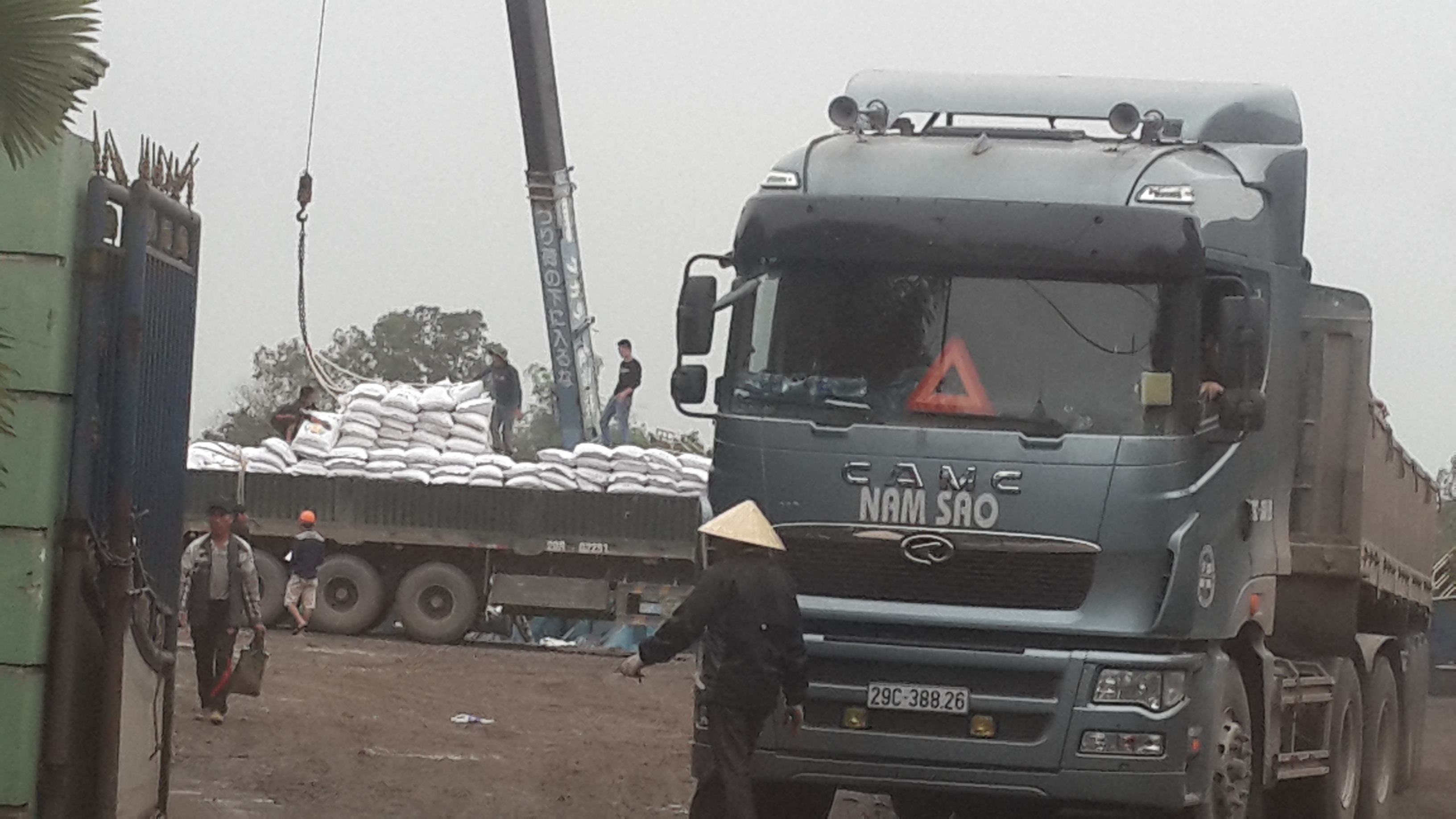 Phó Thủ tướng "đột kích" trạm cân xe lúc nửa đêm - 2 Các xe vào cảng nội địa trên đường 5 vẫn xếp hàng cao chất ngất (ảnh chụp chiều 10/4).