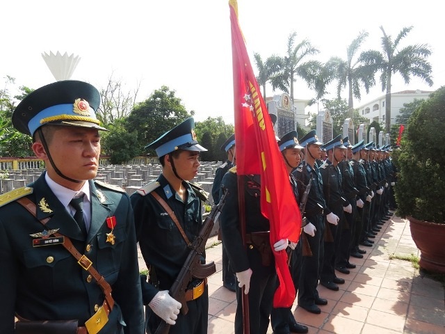 Đưa tiễn liệt sĩ phi công hy sinh trong vụ máy bay Su-22 - 7 Người vợ trẻ và đứa con thơ của liệt sĩ