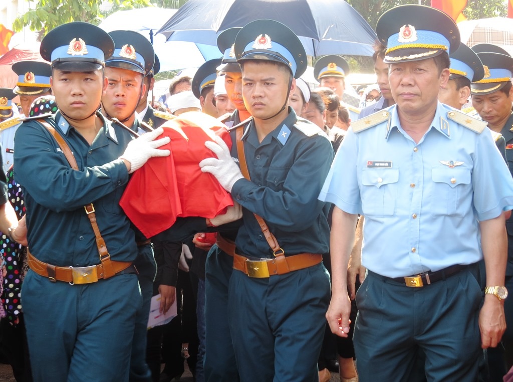 Đưa tiễn liệt sĩ phi công hy sinh trong vụ máy bay Su-22 - 5 Đồng đội bên anh, quốc kỳ ôm trọn anh