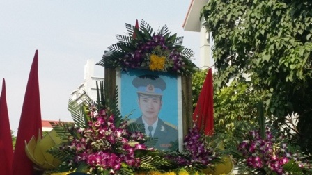 Đưa tiễn liệt sĩ phi công hy sinh trong vụ máy bay Su-22 - 3 Đưa anh ghé qua nhà lần cuối cùng