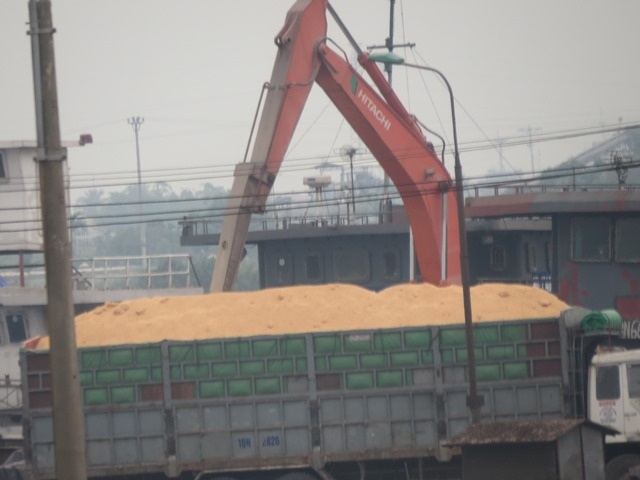 Cận cảnh “xe vua” vô tư đi ngược chiều tránh trạm cân - 1 Cảng Phú Thái, nơi xe vua được lấy hàng quá tải.