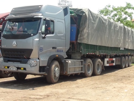 Phó Thủ tướng thị sát hôm trước, hôm sau xe quá tải lại "dàn trận" - 1 Một phương tiện quá tải trong đoàn xe vừa bị trạm cân Hải Dương bắt giữ