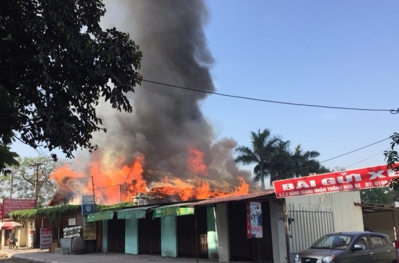 Ngọn lửa bắt đầu từ tầng 2 của ngôi nhà, nghi là chập điện (Ảnh: Thu Hằng)