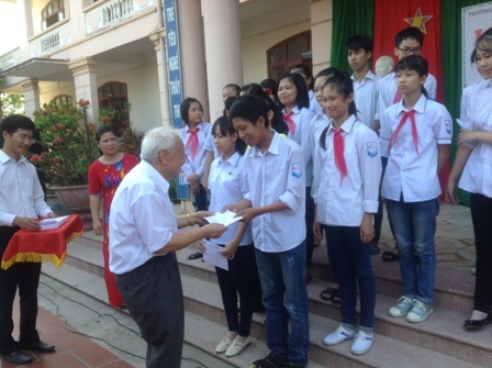 Viện sĩ Nguyễn Văn Hiệu trao học bổng khuyến học đến 45 học sinh có thành tích cao trong học tập