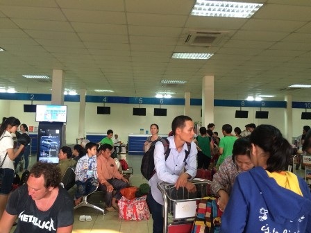 Nắng nóng làm rạn nứt đường cất hạ cánh sân bay Cát Bi? - 1 Nhiều hành khách tỏ ra bức xúc vì sự cố sân bay nhưng họ không được thông báo hủy chuyến trước