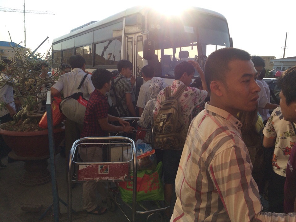 Sân bay Cát Bi bất ngờ đóng cửa, hàng trăm người nhốn nháo - 3 Hành khách chen chức nhau lên ô tô di chuyển lên sân bay Bay Bài