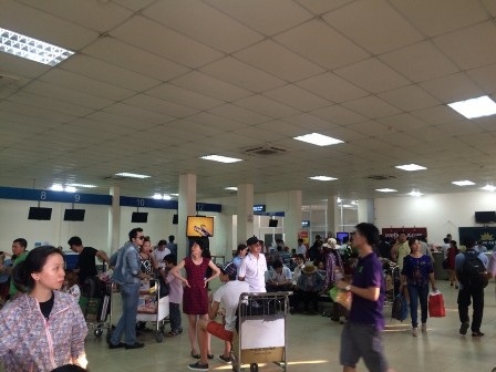 Sân bay Cát Bi bất ngờ đóng cửa, hàng trăm người nhốn nháo - 1 Hành khách nhốn nháo tại sân bay Cát Bi chiều nay