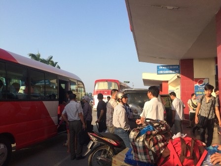 Sân bay Cát Bi bất ngờ đóng cửa, hàng trăm người nhốn nháo - 4 Hành khách chen chức nhau lên ô tô di chuyển lên sân bay Bay Bài