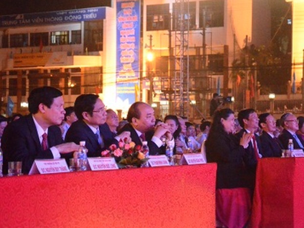 Các lãnh đạo đến dự lễ công bố thành lập thị xã Đông Triều