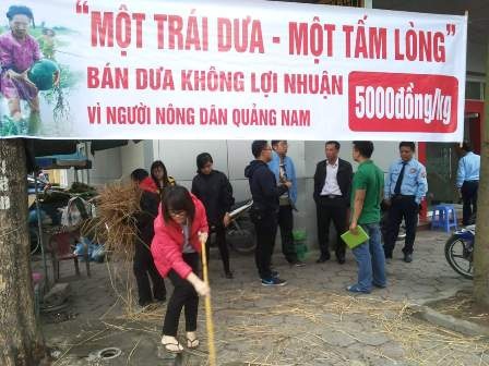 Câu chuyện của những trái dưa "xanh vỏ đỏ lòng" - 8 Nhiều cán bộ các cơ quan nhà nước cũng đến để chờ được mua dưa