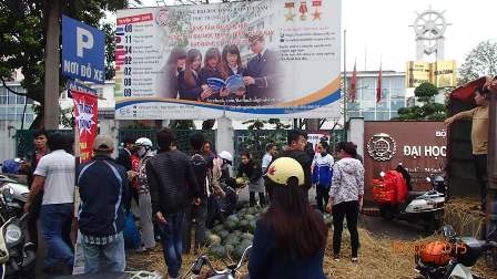 Người Hải Phòng mua hết 15 tấn dưa vùng lũ trong... 2 tiếng - 6 Hàng trăm người dân hồ hởi đi mua dưa giúp nông dân Quảng Nam trong lúc khó khăn.