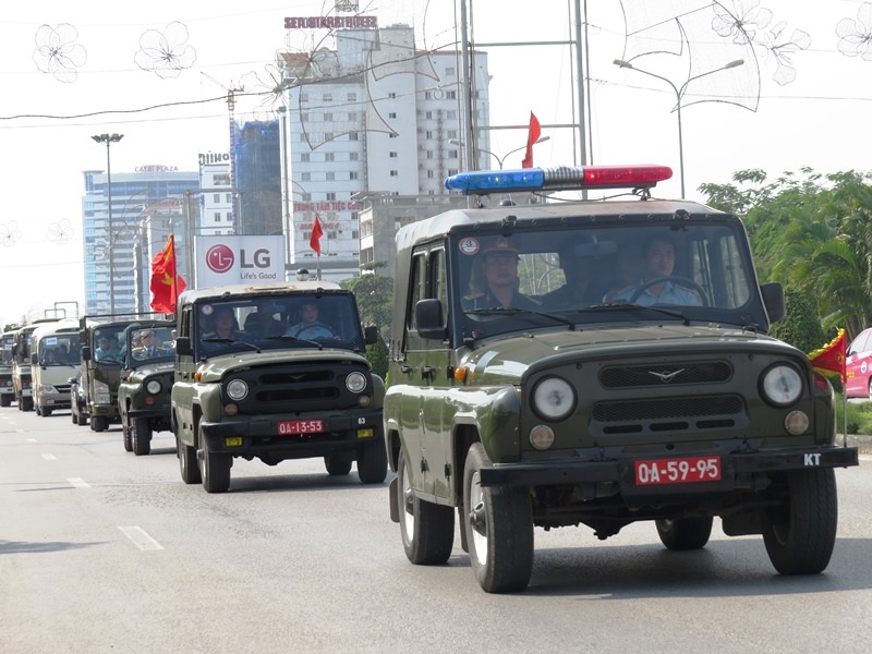 Đưa tiễn liệt sĩ phi công hy sinh trong vụ máy bay Su-22 - 1 Đoàn xe đi qua nhiều con phố lớn như cho người dân Hải Phòng được tiễn biệt liệt sĩ lần cuối