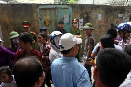 Hai công nhân được người dân đưa đi cấp cứu kịp thời (Ảnh: Nguyễn Duy - Lao Động)