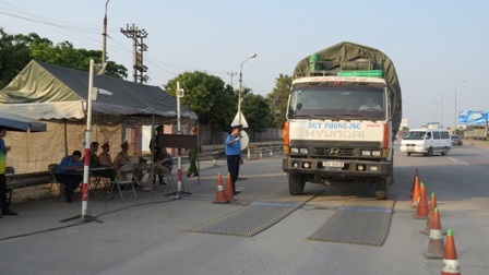 Lạ đời xe quá tải "bình yên" đi ngược chiều trên QL5 - 3 Xe quá tải bị xử phạt sau khi được đưa về trạm cân