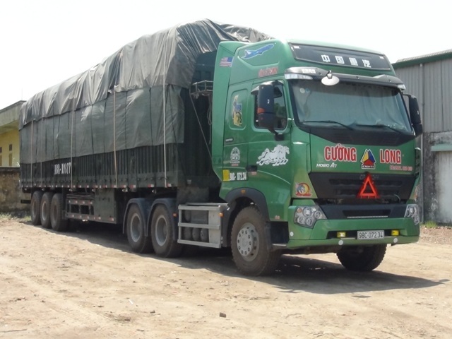 Phó Thủ tướng thị sát hôm trước, hôm sau xe quá tải lại "dàn trận" - 2 Những con voi sắt khổng lồ này đã lọt qua các chốt CSGT Hải Phòng, đến Hải Dương mới bị phát hiện