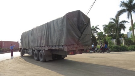 Lạ đời xe quá tải "bình yên" đi ngược chiều trên QL5 - 6 Lái xe quá tải cố thủ trên xe ngay trước cổng kho hàng