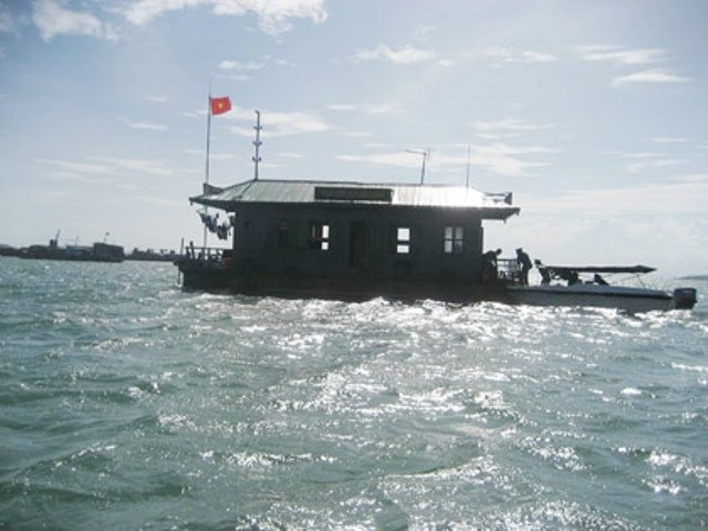 Nỗ lực tìm kiếm Đại úy Hải quân mất tích trên biển - 1 Tàu của cơ quan chức năng tiếp cận cứu hộ người bị nạn trên biển (ảnh minh họa)