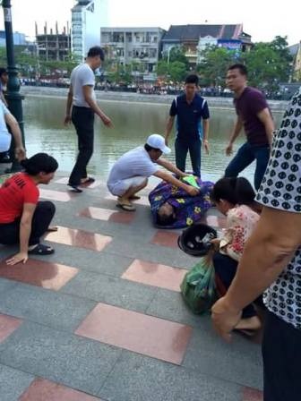 Nhảy hồ tự tử bên cạnh sân khấu nhạc nước - 2 Người nhà nạn nhân khóc ngất bên thi thể của người thân