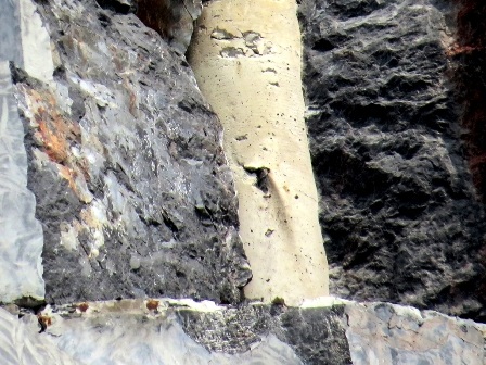 Mảng vỡ lớn sau cơm mưa sáng sớm ngày 16/5