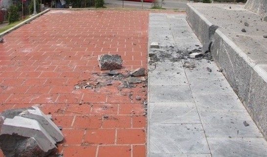 Khối đá từ trên chóp rơi xuống làm hư hỏng một số hạng mục bên dưới tượng đài