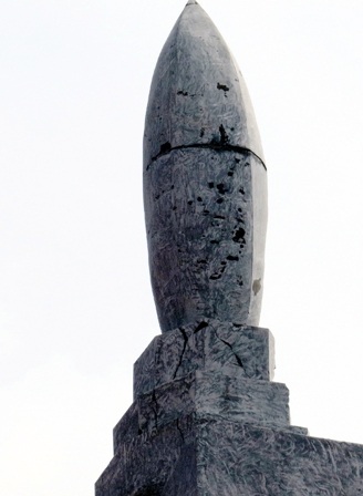 Tượng đài 25 tỷ đồng nhưng có bề mặt ngoài lỗ chỗ, cong vênh.