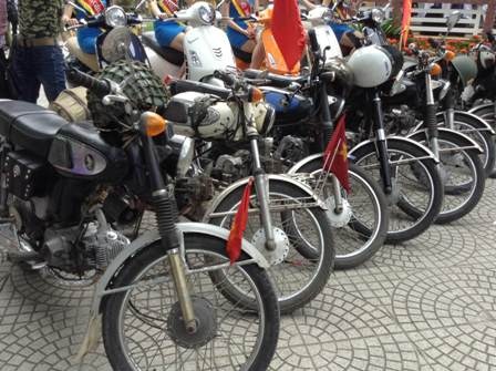 Những chiếc xe đời cũ được giới chơi xe mang tới tham gia lễ hội