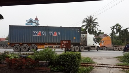 Cận cảnh “xe vua” vô tư đi ngược chiều tránh trạm cân - 4 Xe quá tải len lỏi chạy ngược chiều trên QL5.