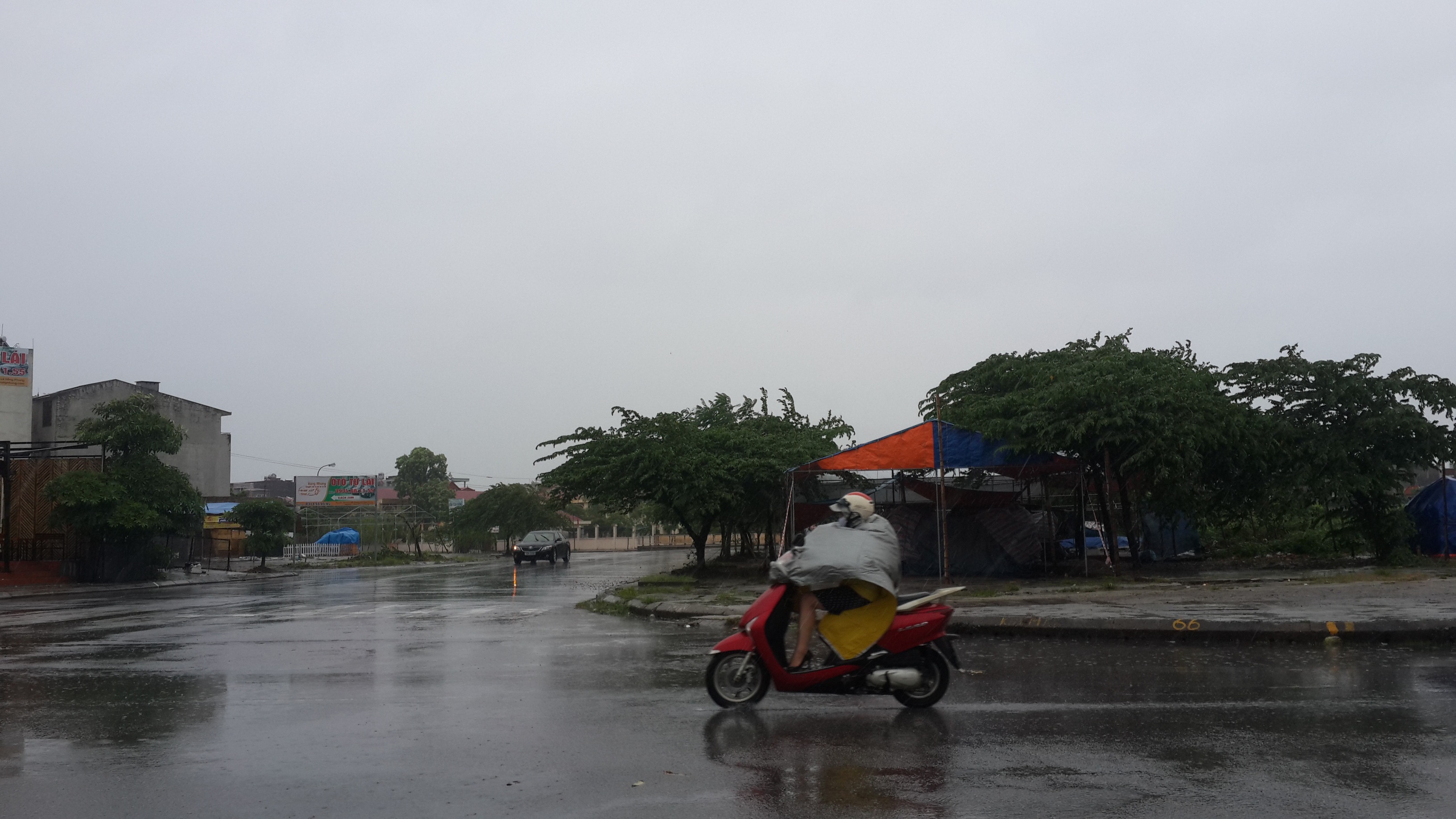 Trên đường phố Hải Phòng bắt đầu có mưa, gió mạnh dần lên