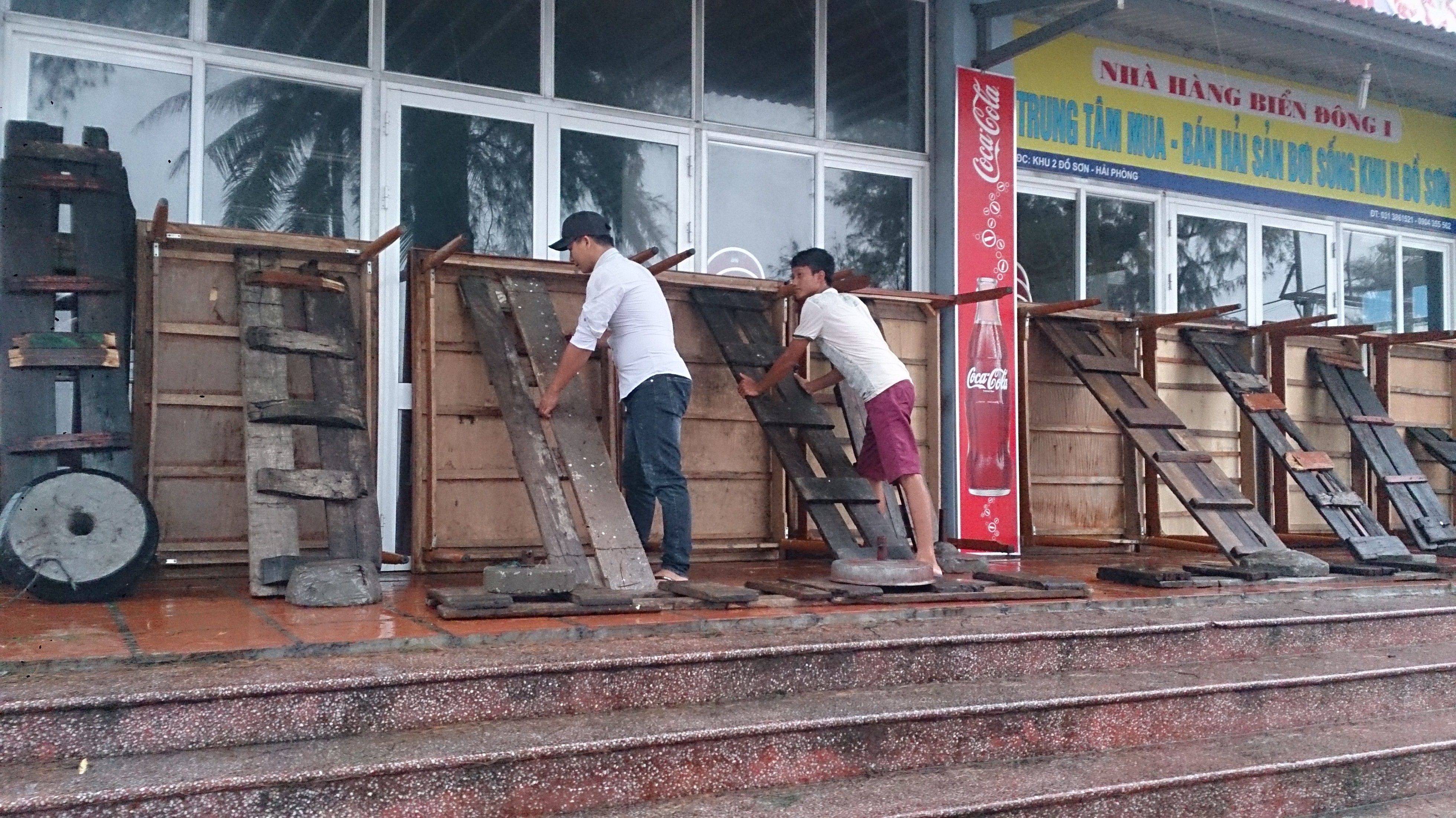 Tại Đồ Sơn các nhà hàng đã phải đóng cửa ngưng nhận khách, đang xảy ra mưa lớn