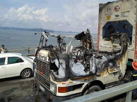 Đầu xe bị thiêu rụi sau vụ hỏa hoạn