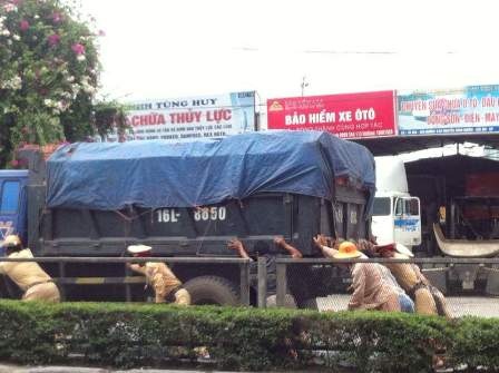 CSGT giúp dân đẩy xe chết máy giữa trưa nắng - 2 Hình ảnh được người dân chia sẻ trên mạng xã hội