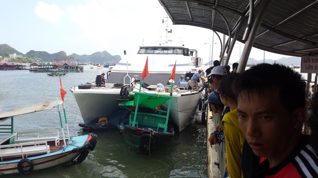 Tàu cánh ngầm lao vào bờ kè, cán 3 tàu gỗ - 3 Hàng trăm hành khách hoảng loạn vì vụ tai nạn