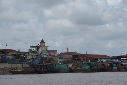 Hàng trăm du khách “kẹt” ở Quan Lạn, đảo Cô Tô do bão số 1 - 4 Tàu thuyền đã vào nơi neo đậu an toàn trước ảnh hưởng của báo số 1