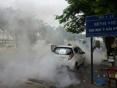 Taxi bất ngờ bốc cháy, cả khu phố náo loạn - 2 Chiếc xe taxi đang đậu thì tự nhiên bốc cháy