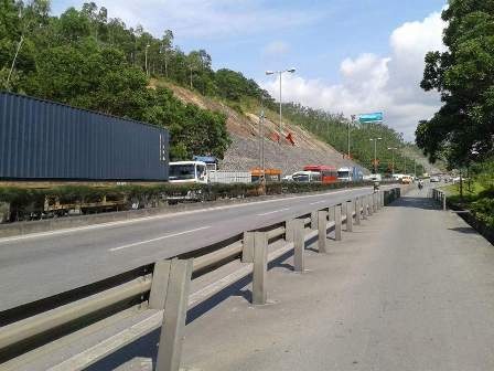 Vụ cháy gây ách tắc đường lên cầu Bãi Cháy.