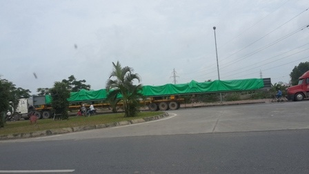 Bắt hai xe siêu trường, siêu trọng không phép - 1 Phương tiện bình thường nhưng cõng theo lô hàng khủng dài ngoằng ngoẵng