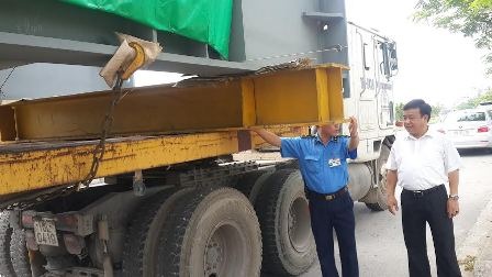 Bắt hai xe siêu trường, siêu trọng không phép - 3 Kiện hàng khủng vượt quy định cả chiều ngang lẫn chiều dài