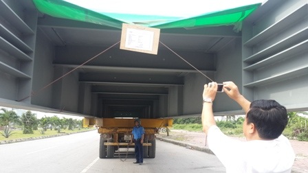 Bắt hai xe siêu trường, siêu trọng không phép - 4 Kiện hàng khủng vượt quy định cả chiều ngang lẫn chiều dài