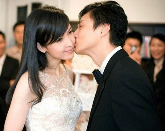 Châu Huệ Mẫn và chồng - Nghê Chấn trong đám cưới bí mật vào năm 2009.