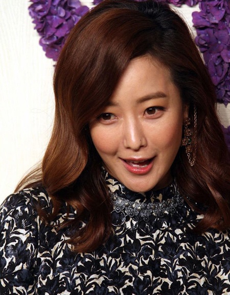 Nụ cười méo xệch khó hiểu của mỹ nhân xứ Hàn Kim Hee Sun - 1 Nụ cười méo xệch khó hiểu của mỹ nhân xứ Hàn Kim Hee Sun