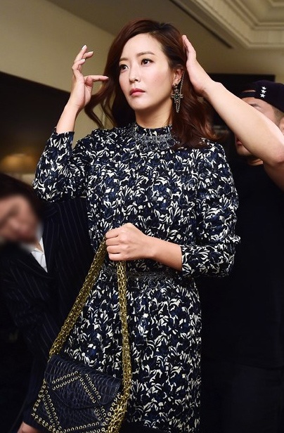 Nụ cười méo xệch khó hiểu của mỹ nhân xứ Hàn Kim Hee Sun - 8 Kim Hee Sun nhanh chóng trở thành tâm điểm của sự kiện bởi sự tự nhiên và rạng ngời của mình.