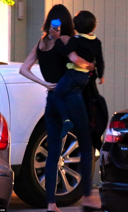 Ba tháng trước, Miranda Kerr còn hè hẹn với tỉ phú James Parker, một người bạn của vợ chồng cô.